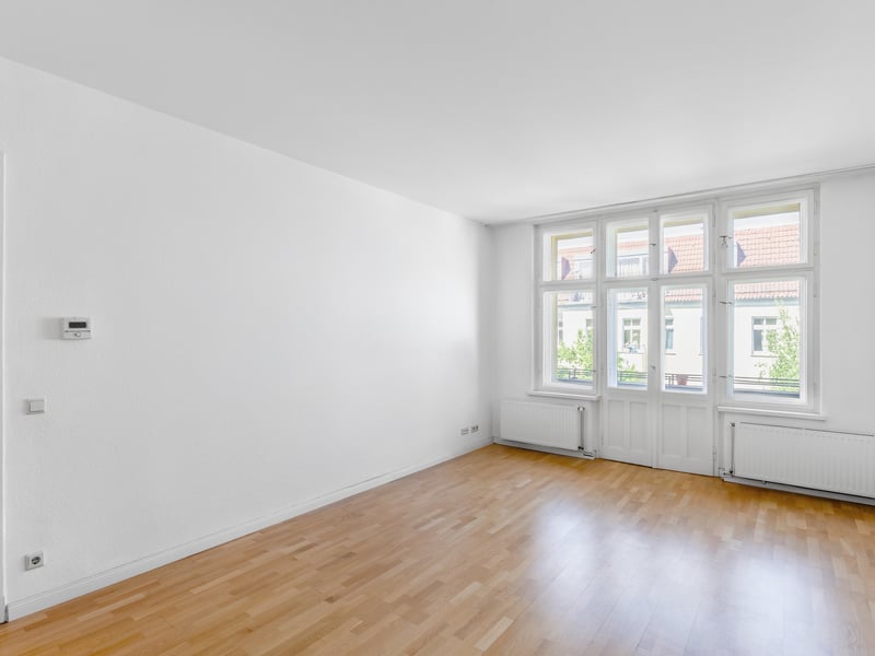 Vacant 2-room apartment in an old building in the popular Simon-Dach-Kiez!