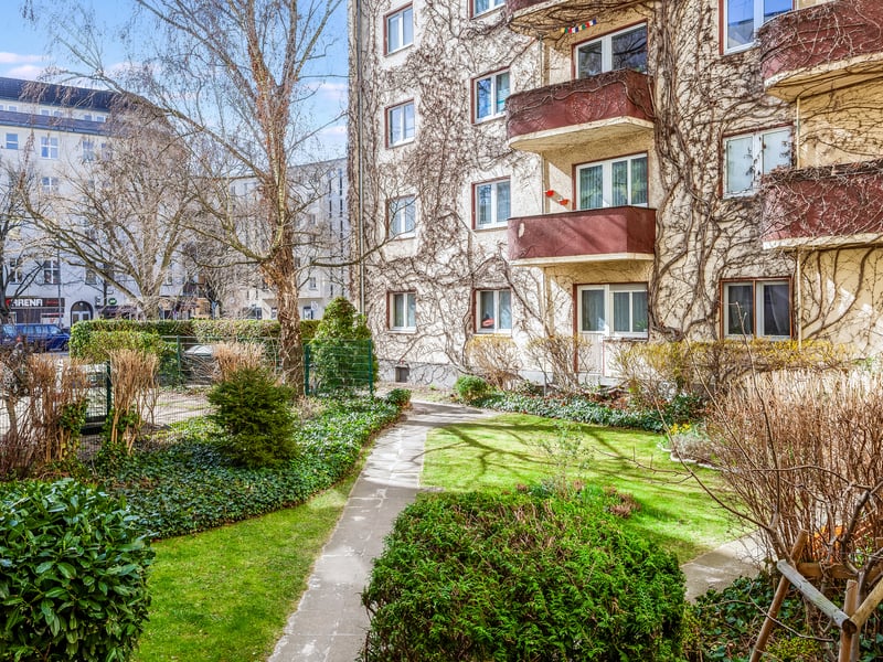 Near Charlottenburg Palace: 3-room flat in an older building with a fireplace and a balcony