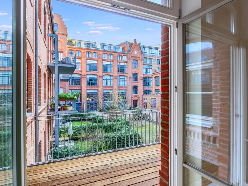 Berlin-Mitte: Industrial charm meets modern living comfort – 2-room apartment with 65 m² and balcony