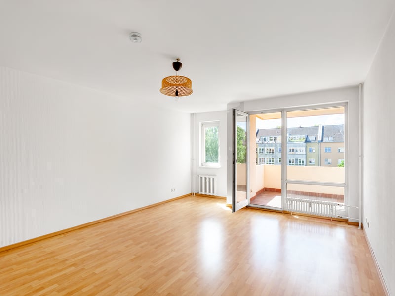 Bright, vacant three-room apartment in Berlin-Tegel with balcony and elevator