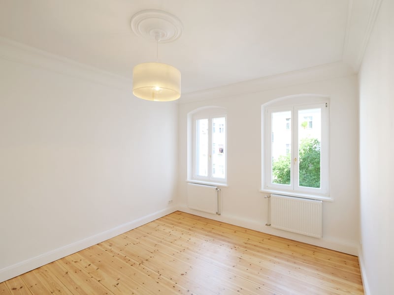 Address: Samariterkiez. Modernized old apartment in sought-after neighborhood location